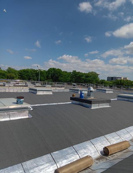 Entreprise d’étanchéité en Normandie : expertise en toitures-terrasses bitume et PVC