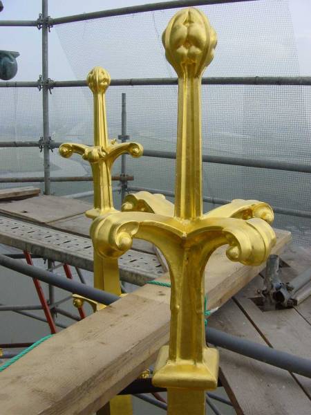Gallis - Détails de pinacles reposées sur site du TRANSEPT SUD.
