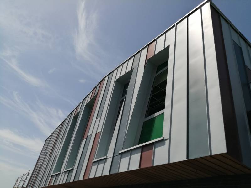 Gallis - Maison des Associations - Façades en zinc Pigmento et Azengar à FRANQUEVILLE SAINT PIERRE 76.