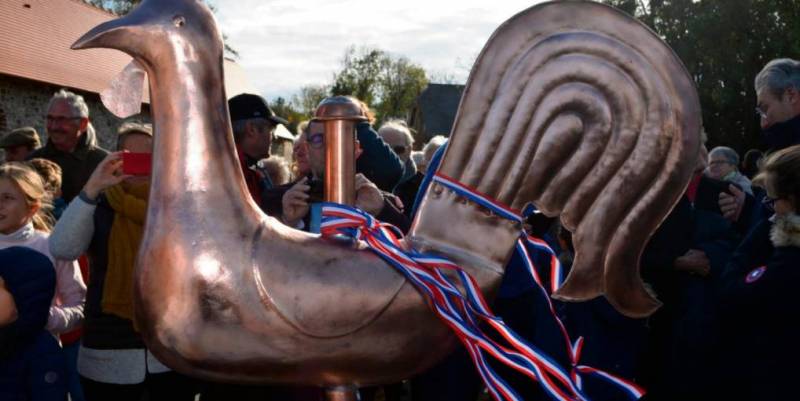 Le coq de l'église lors de l'inauguration - VARENGEVILLE SUR MER (76)